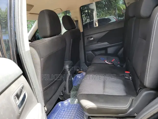 Mitsubishi Outlander 2016 Nyeusi - 1