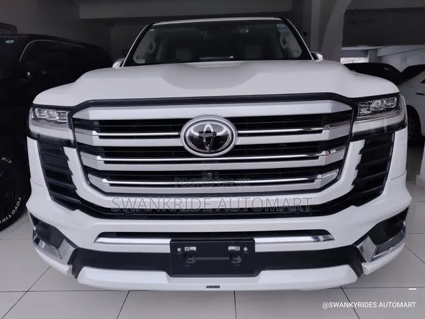 Toyota Land Cruiser LC300 2022 White - 1