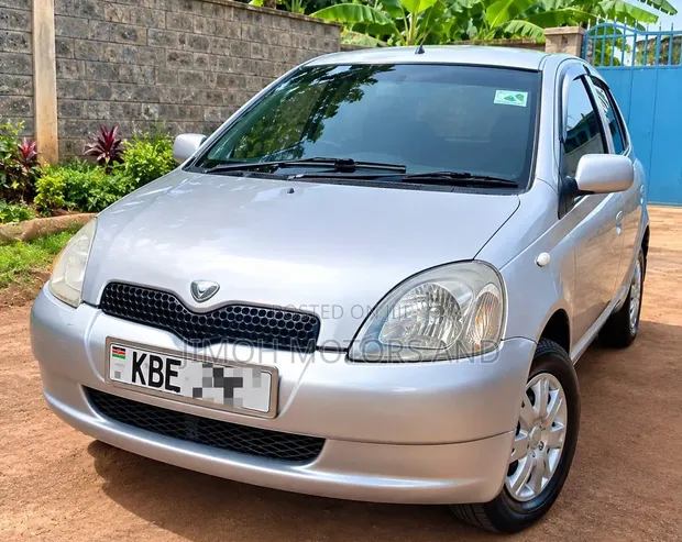 Toyota Vitz 2004 Nyeupe - 1