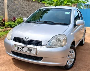 Toyota Vitz 2004 Nyeupe