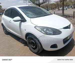 Mazda Demio 2011 Nyeupe