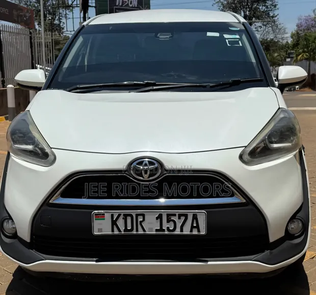 Toyota Sienta 2017 Ivory - 1