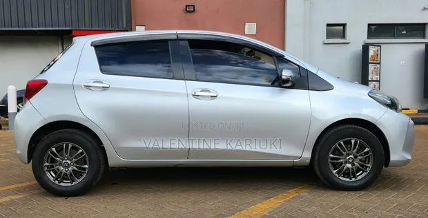 Toyota Vitz 1.3 FWD 5dr 2015 Silver - 1