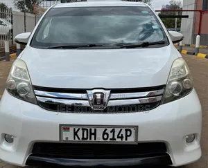 Toyota Isis 2015 Pearl