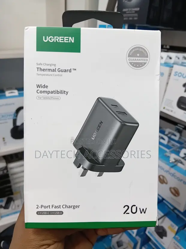 UGREEN 20W USB-C PD & USB-A Wall Charger - Nyeusi - 1