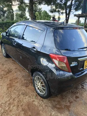 Toyota Vitz 1.3 AWD 5dr 2013 Nyeusi