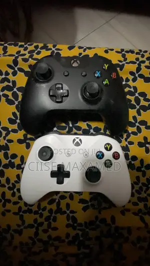 2 Xbox One Controllers