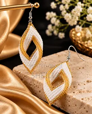 Zuri Earrings za Beyi - Nyeupe na Dhahabu