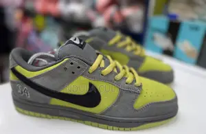 Nike SB Dunk Low x Supreme "94 Camper Green" Sneaker