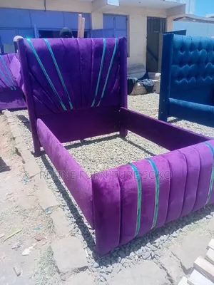 Kitanda cha Chester Tufted 5x6 na 6x6 Kinapatikana