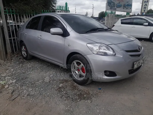 Toyota Belta 2005 Silver - 1