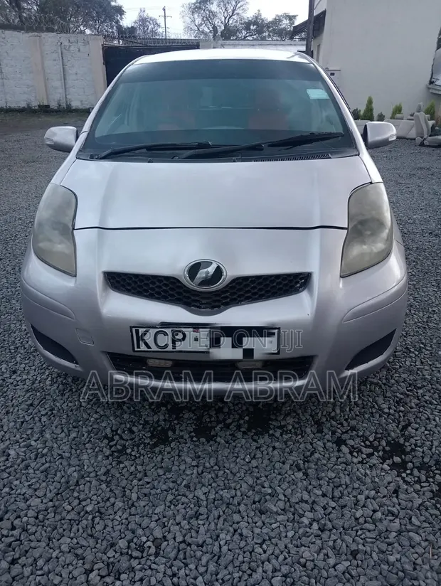 Toyota Vitz 2009 Silver - 1