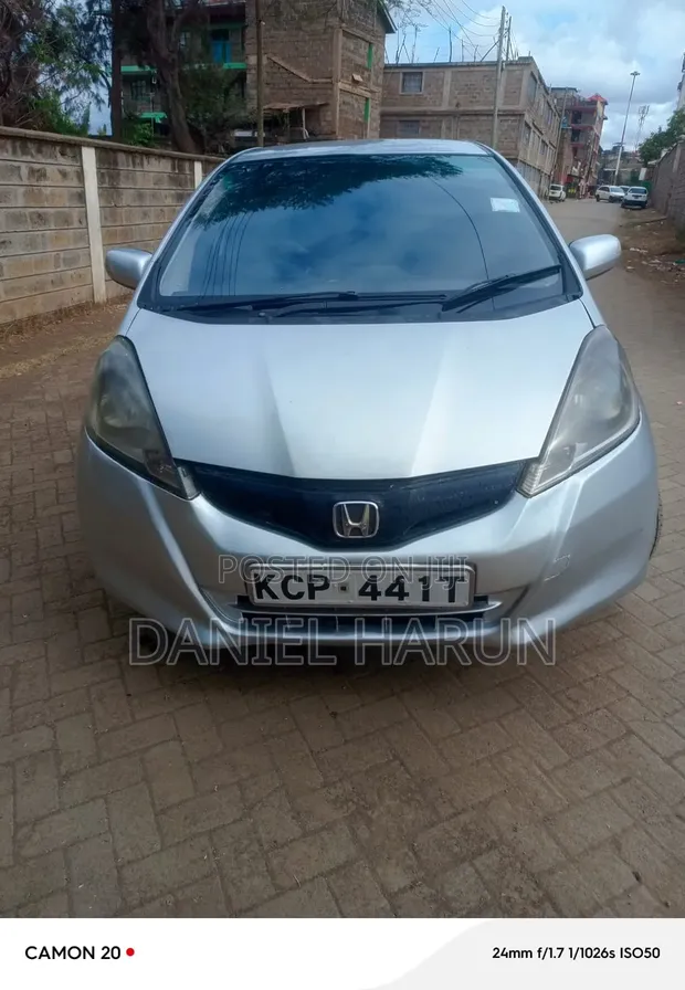 Honda Fit Hybrid 2012 Silver - 1