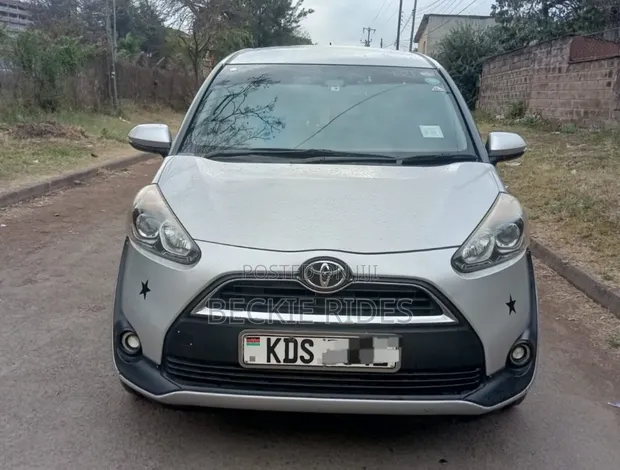 Toyota Sienta 2017 Silver - 1