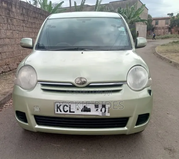Toyota Sienta 2010 Green - 1