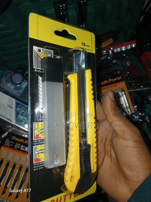 18mm Heavy-Duty Snap-Off Utility Knife - 1