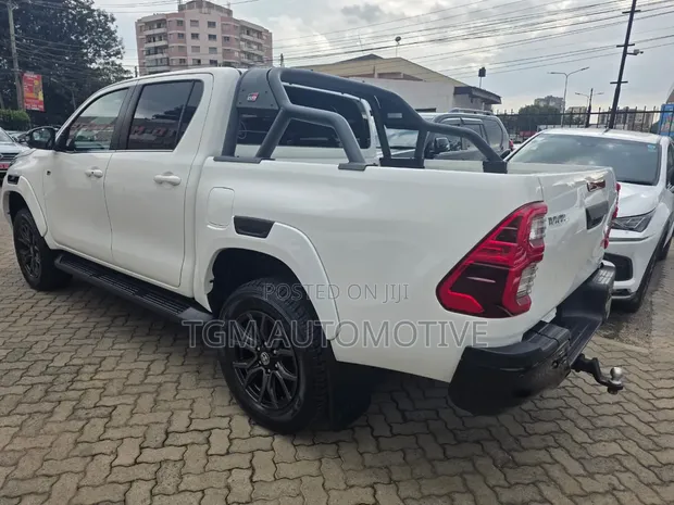 Toyota Hilux Roller Shutter Tonneau Cover - Brand New - 1
