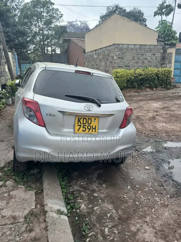 Toyota Vitz 2014 Silver - 1