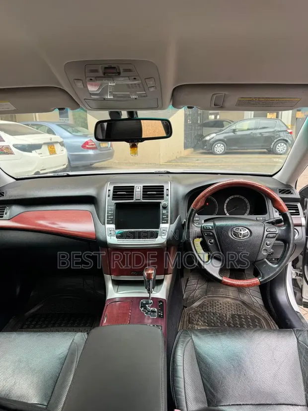Toyota Crown Majesta 4.6 V8 2012 Silver - 1