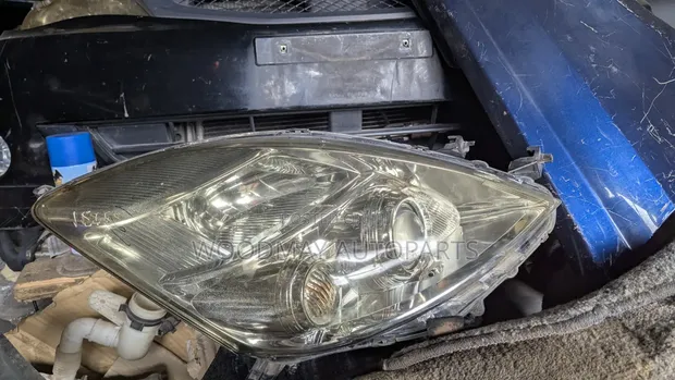 Kikoi cha Toyota Isis (Si Xenon) - 1