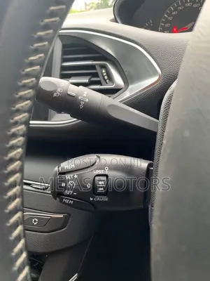 Peugeot 208 2018 Nyekundu