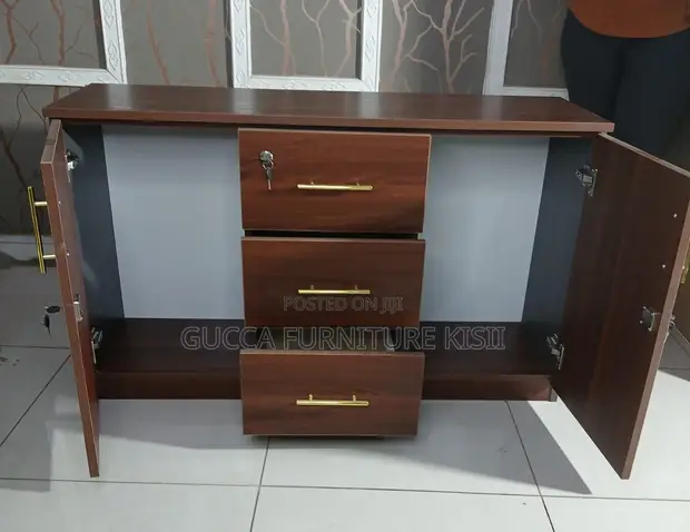 Kabati la 3-Door Credenza - 1