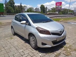 Toyota Vitz 2010 Nyeupe