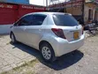 Toyota Vitz 2010 Nyeupe - 2