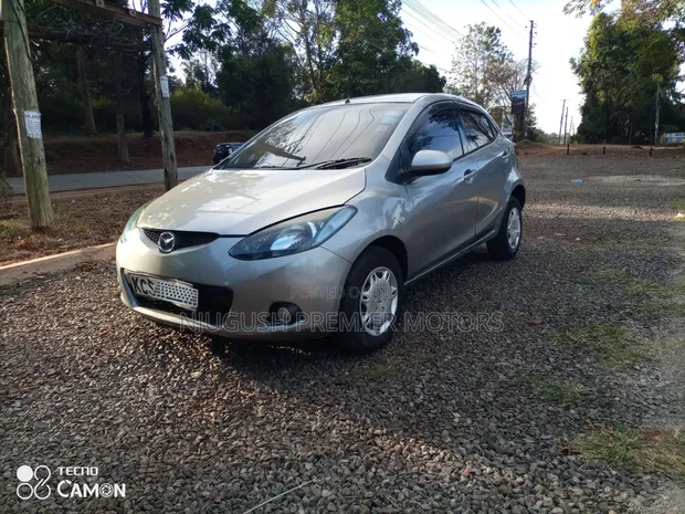 Mazda Demio 2012 Nyeusi - 1