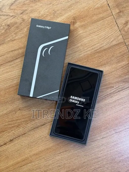 Samsung Galaxy Z Flip7 256GB Nyeusi - 1