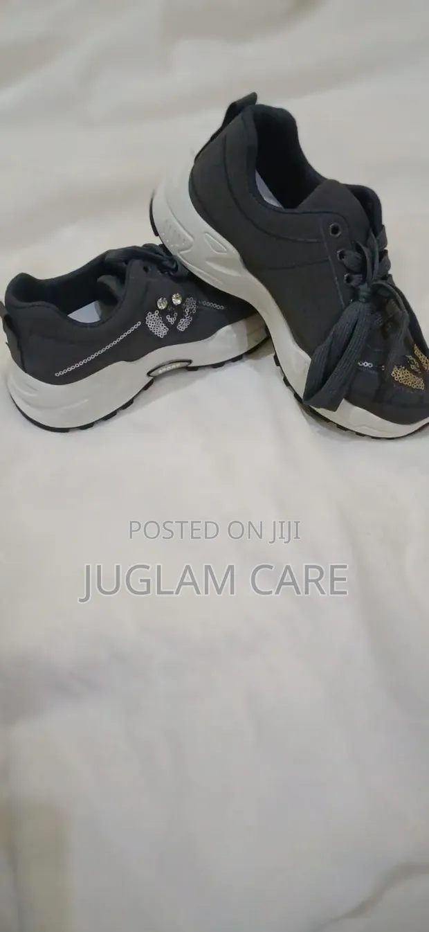 La Viatu vya Michezo - Sneakers za Zamani - 1