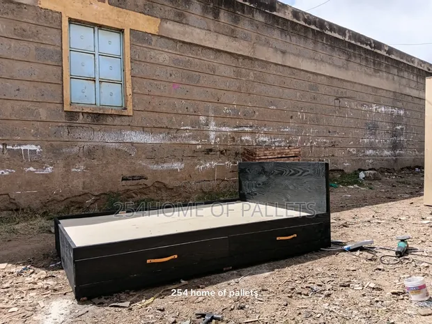 Kitanda cha Pallet 4x6 chenye Droo za Hifadhi - 1