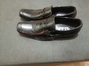 Viatu vya Ngozi Nyeusi vya Kuingiza vya Wanaume