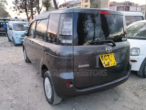 Toyota Sienta 2012 Nyeusi