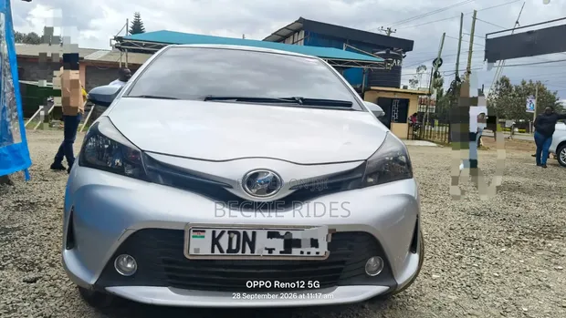 Toyota Vitz 2016 Silver - 1