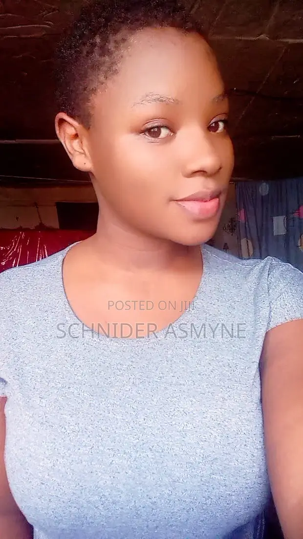 Mhitimu wa Usimamizi wa Ukarimu Aktafuta Kazi ya Wakusanya Madeni - 1
