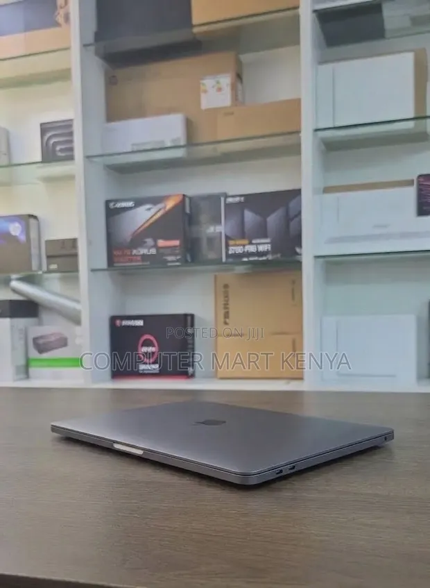 Apple MacBook Pro 2018 13" Intel Core i7 16GB RAM 512GB SSD - 1