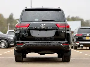 Toyota Land Cruiser LC300 2023 Nyeusi