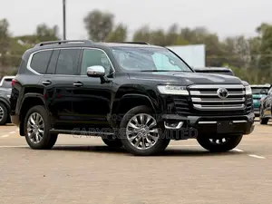 Toyota Land Cruiser LC300 2023 Nyeusi