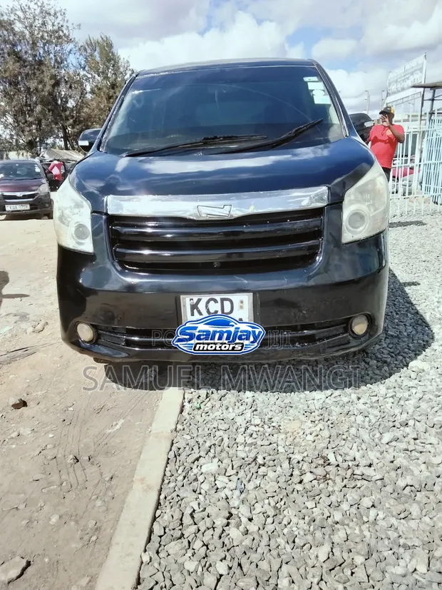 Toyota Noah 2008 Nyeusi - 1