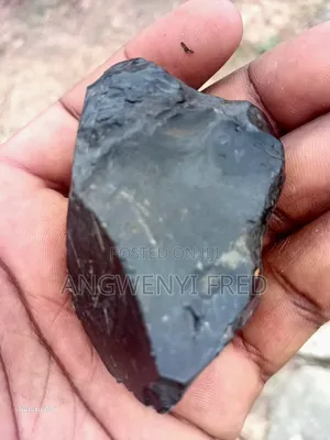 Jiwe la Black Obsidian