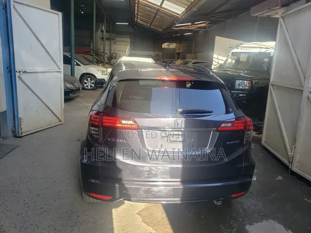 Honda Vezel 2018 Nyeusi - 1