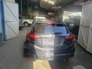 Honda Vezel 2018 Nyeusi