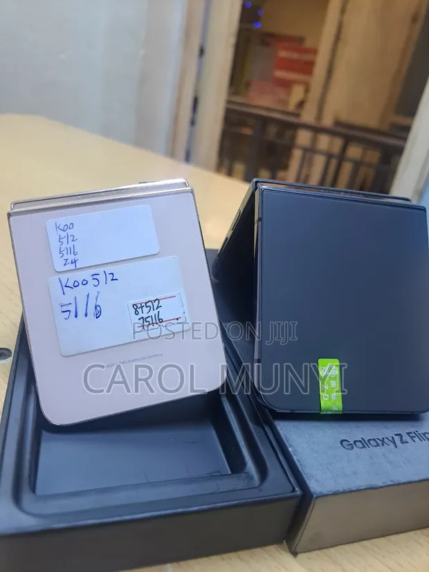Samsung Galaxy Z Flip4 512GB Refurbished - 1