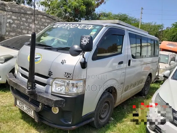 Toyota HiAce 2018 Silver - 1
