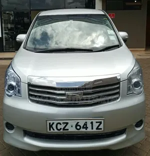 Toyota Noah 2013 Nyeusi