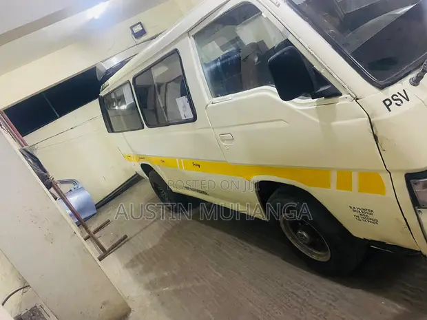 Nissan Caravan (Urvan) 2001 Beige - 1