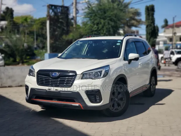 Subaru Forester Premium AWD 2019 White - 1