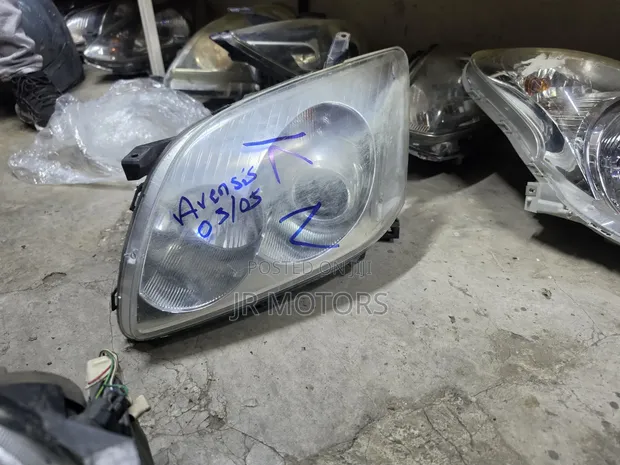 Toyota Avensis Xenon Headlight (2003-2005) - 1