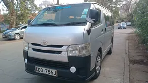 Toyota HiAce 2014 Nyeusi